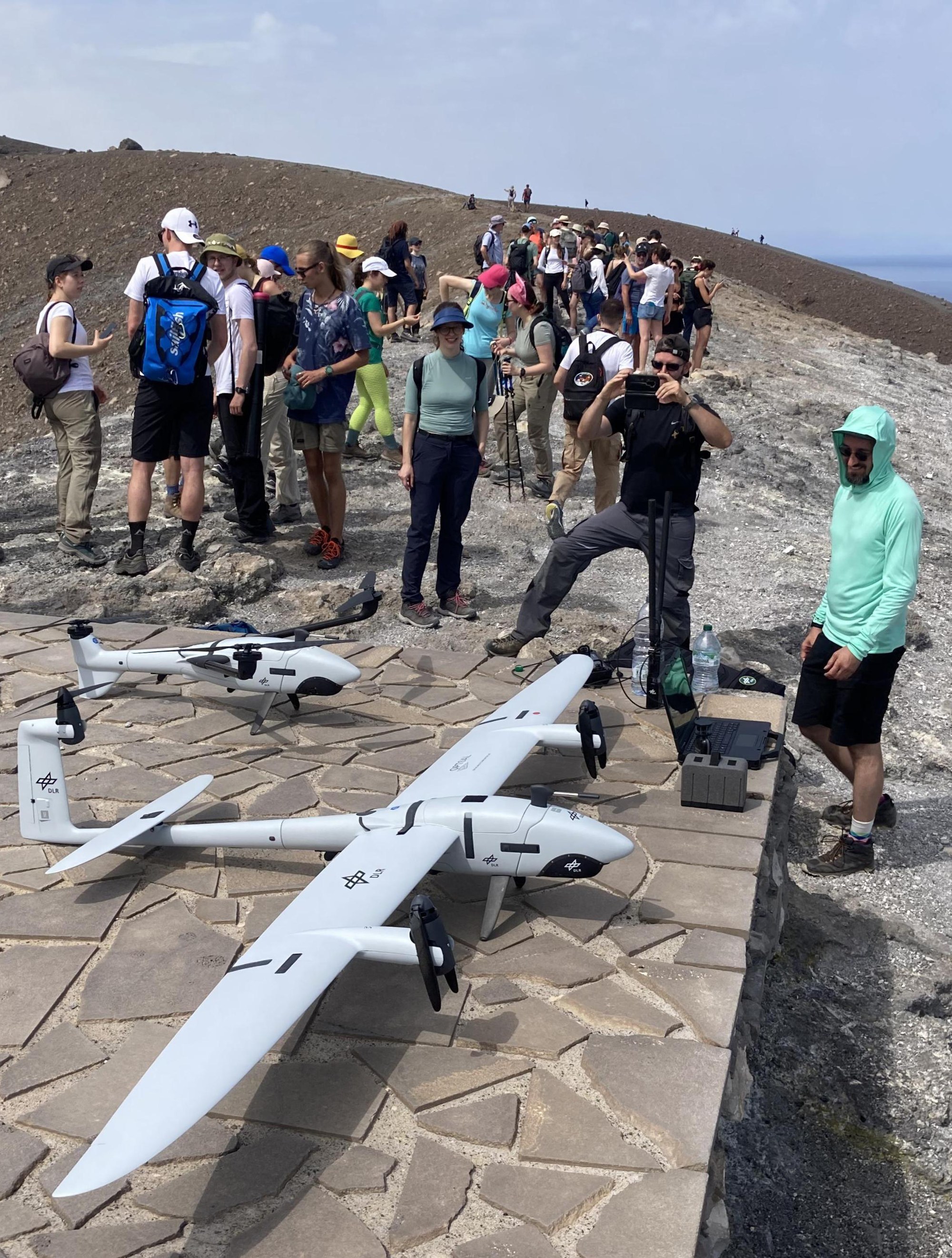 Die unbemannten Fluggeräte auf dem Kraterrand