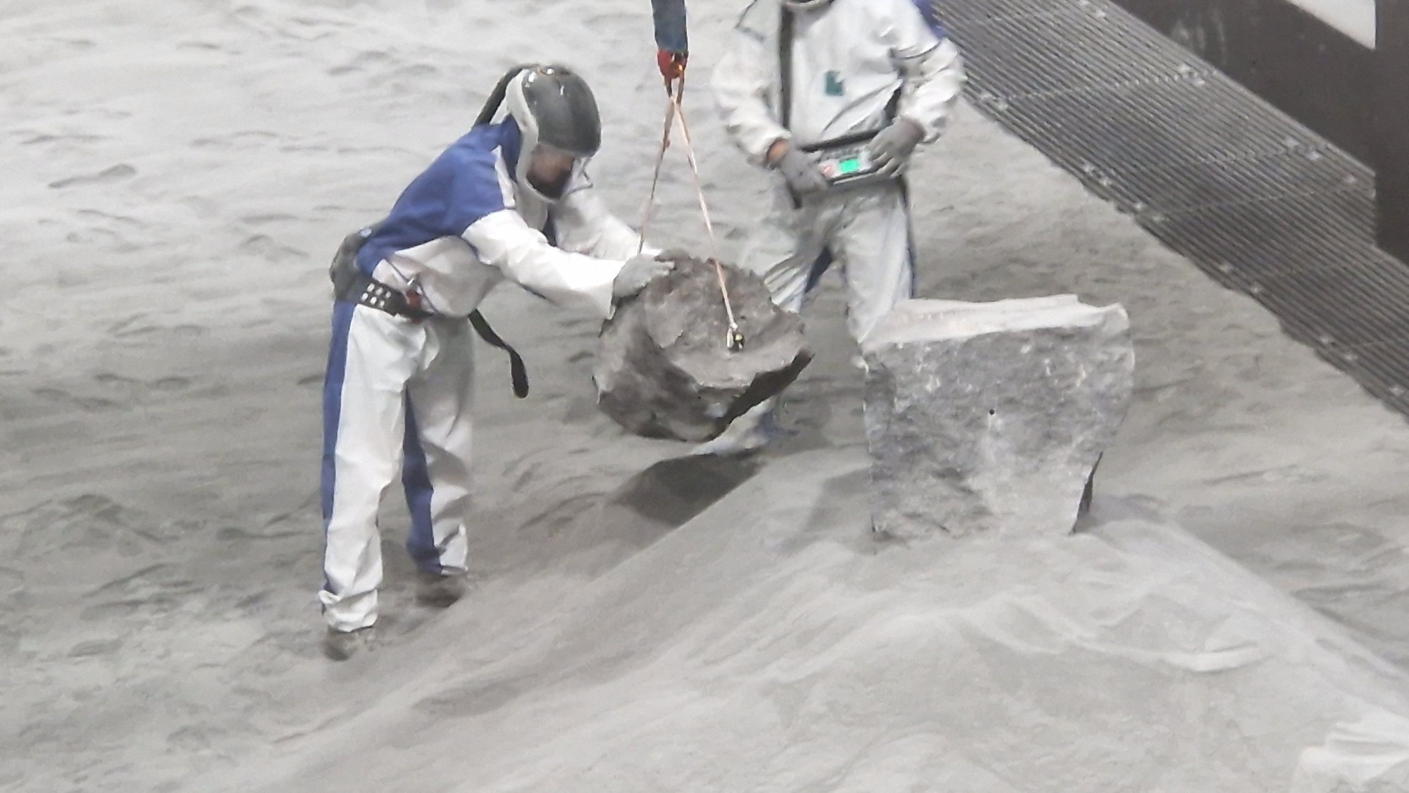 Mit Feingefühl werden die „Mondsteine“ positioniert