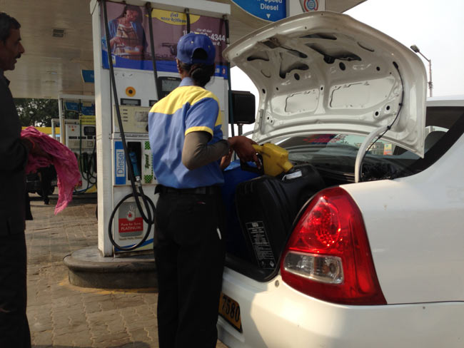 Das nötige Super 95 wird an einer gewöhnlichen Tankstelle in Jaipur/Indien besorgt.