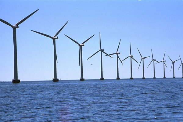 Offshore Windpark Middelgrunden, Dänemark, zwei Kilometer vor der Küste östlich von Kopenhagen. Bei einer Gesamtleistung von 40 MW erzeugt der Windpark 90 GWh pro Jahr und kann 20.000 Haushalte mit Strom versorgen. Bild: Bundesverband WindEnergie e.V.