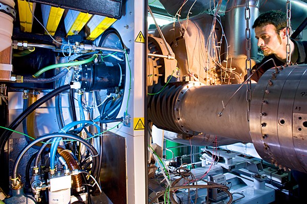Die Mikrogasturbine auf dem Prüfstand im DLR-Institut für Verbrennungstechnik in Stuttgart, Bild: DLR.