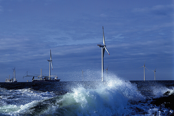 Montage von 80 Windenergieanlagen des Typs Vestas V 80 vor der dänschen Nordseeküste. Bild: Vestas Central Europe, Bild oben: Bundesverband WindEnergie e.V.