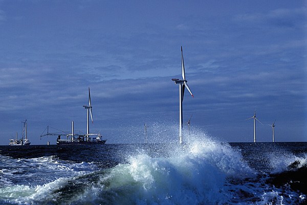 Montage von 80 Windenergieanlagen des Typs Vestas V 80 vor der dänschen Nordseeküste. Bild: Vestas Central Europe, Bild oben: Solarturmkraftwerk, Bild: DLR/ Markus-Steur.de