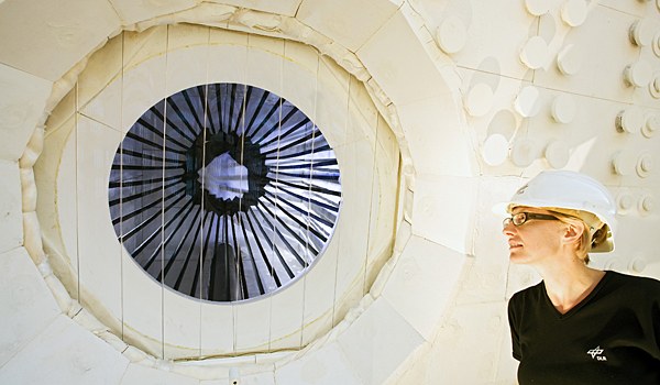 Letzter Kontrollblick: DLR-Mitarbeiterin Miriam Ebert prüft, ob der Schutz aus Keramikfasern um den Strahlungsempfänger gut abgedichtet ist. Das Versuchs-Kraftwerk Solhyco ist auf dem 60 Meter hohen Solarturm auf der Plataforma Solar de Almería in Südspanien aufgebaut. Bild: DLR