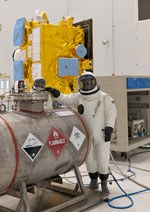 Arbeiter bei der Monateg des Satelliten