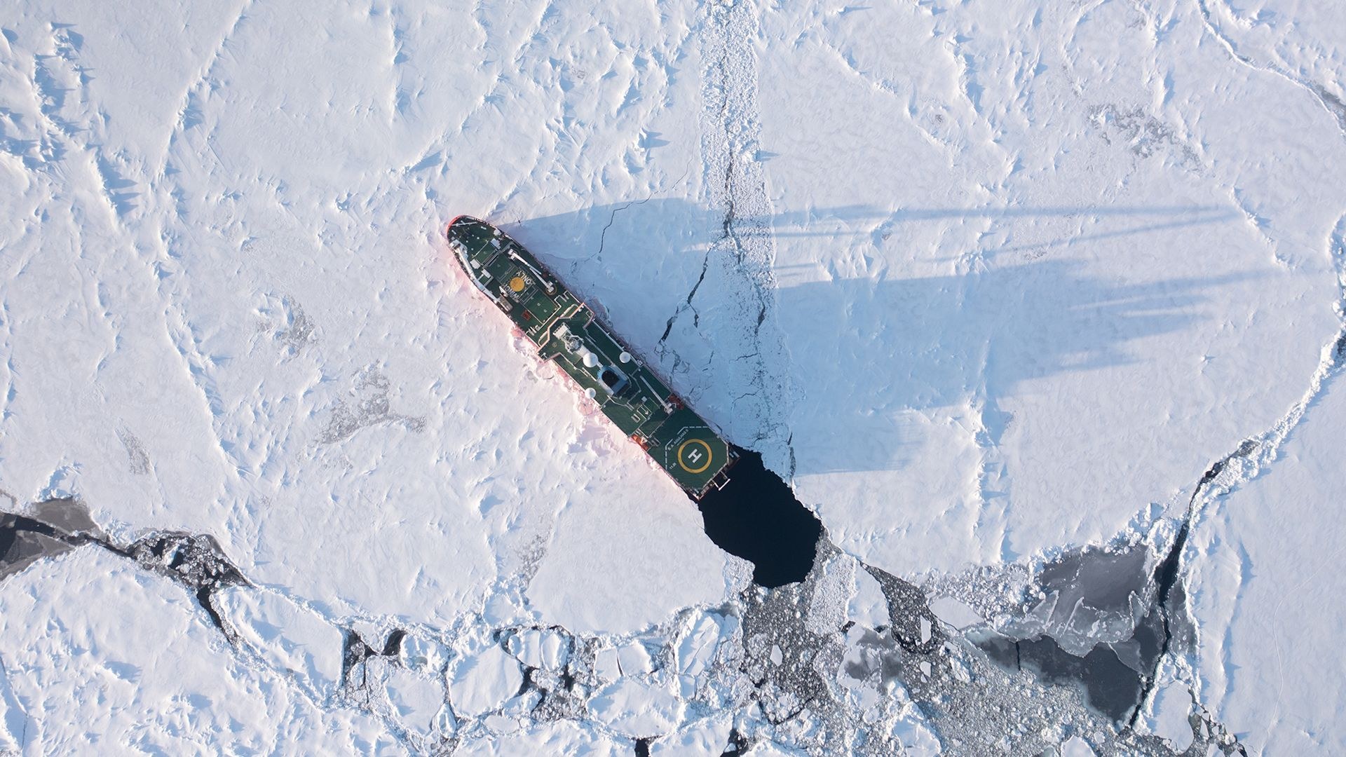 Die Route durchs Packeis wurde mit Satellitendaten geplant, die DLR-Forscher an Bord auswerteten