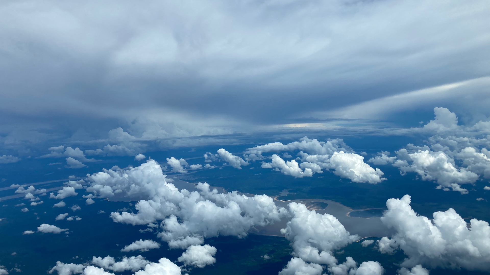 Beim Flug zu den Gewitterwolken über dem Regenwald