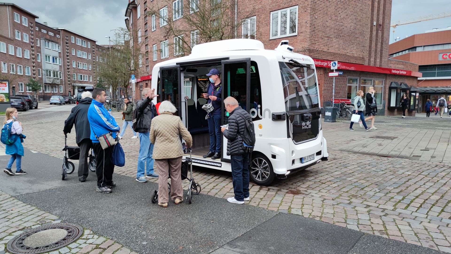Abholung auf Bestellung: der "emoin"-Bus plant seine Strecke nach Bedarf