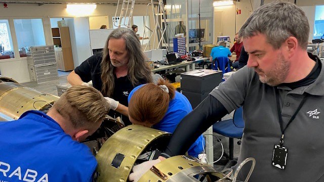 Die verschiedenen Experimente werden für den Flug vorbereitet.