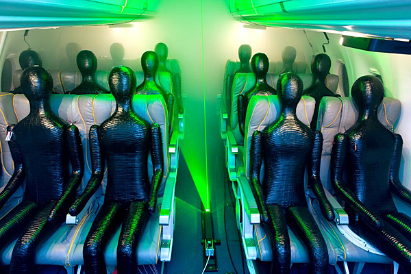 Laserlicht und Nebelpartikel zeigen die Luftströmungen in der Flugzeugkabine. Durch solche Tests wollen die Forscher vom DLR-Institut für Aerodynamik und Strömungstechnik den Komfort der Fluggäste verbessern. Bild: Thomas Ernsting