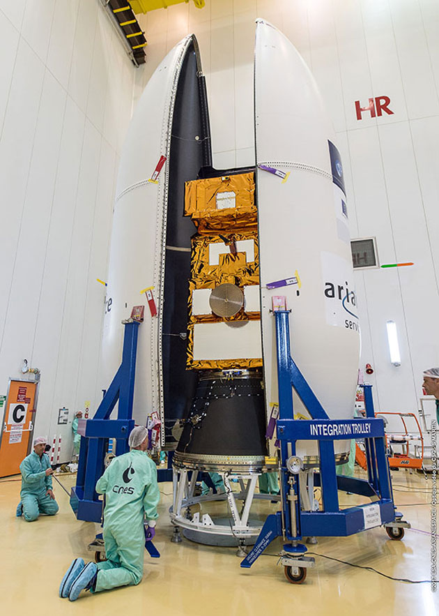 Sentinel-2B wird in Vega-Rakete verpackt