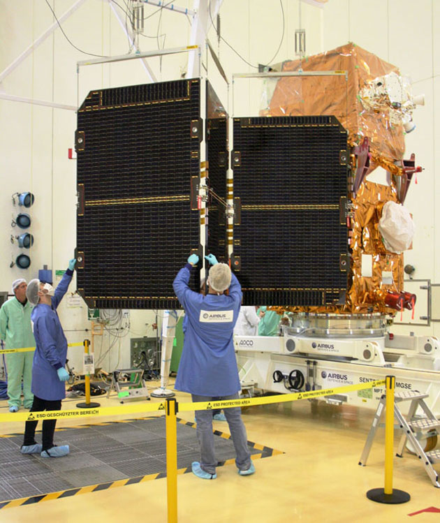 Letzte Vorbereitungen am Sentinel-2B-Satelliten