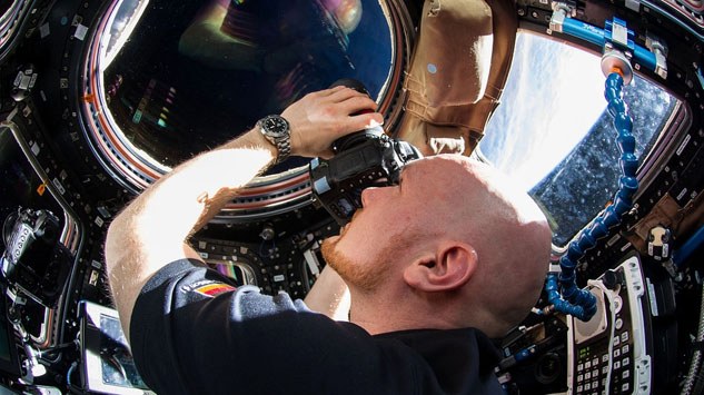 Blick ins All: Alexander Gerst in der ISS-Aussichtsplattform Cupola 
