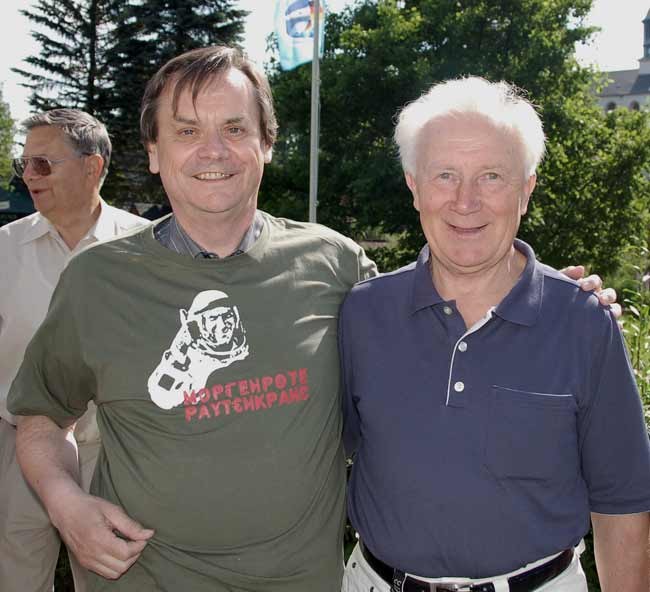 Sigmund Jähn und Gerhard Kowalski in Jähns Geburtsort Morgenröthe-Rautenkranz
