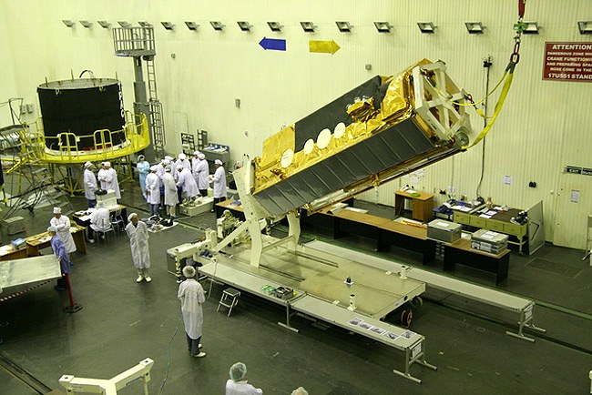 TanDEM-X wird aus seiner mechanischen Halterung gehoben