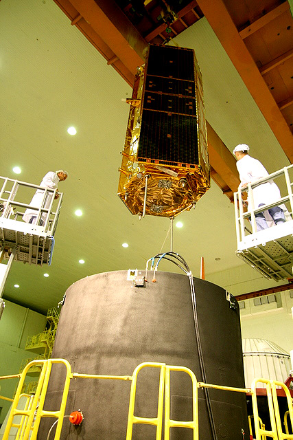 TanDEM-X wird in das untere Segment des Space-Head-Modules eingefahren