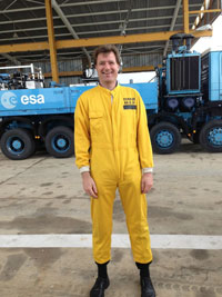 Ein lächelnder DLR-Mitarbeiter