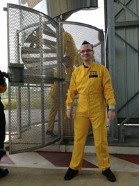 DLR-Mitarbeiter in einem gelben Anzug