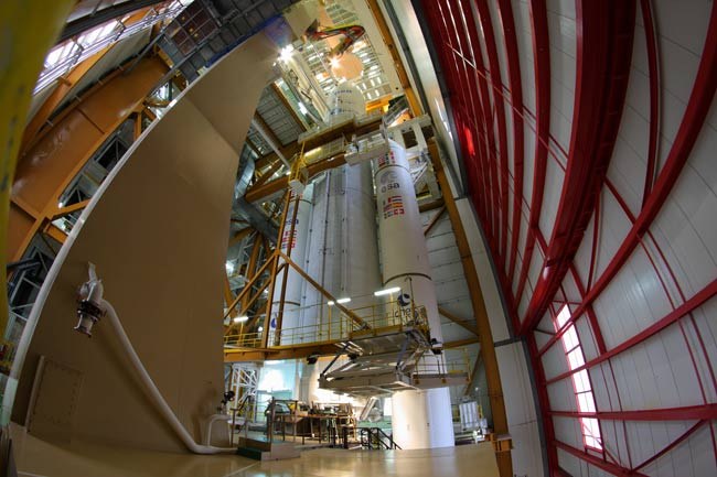 totale ansicht der rakete ariane 5 in einem gebäude
