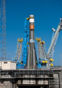 Die Sojus ST-B steht auf der Startrampe