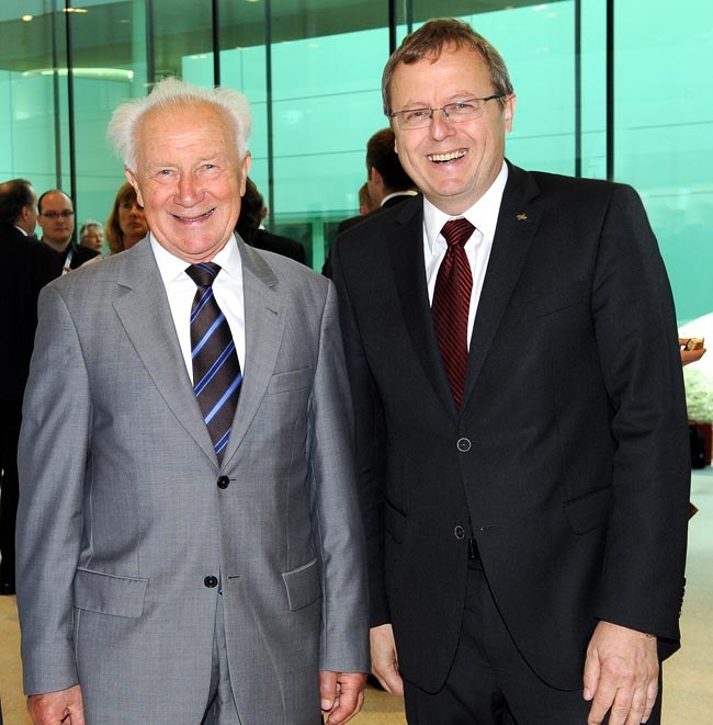 Sigmung Jähn und Johann-Dietrich Wörner lächeln in die Kamera