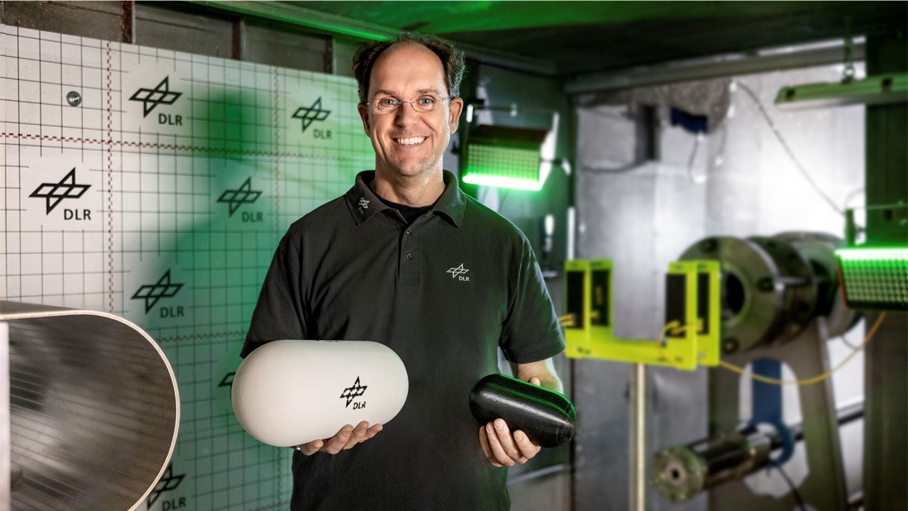 Wissenschaftler vor der Beschussanlage