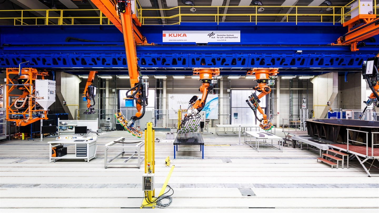 Multifunktionale Zelle mit unterschiedlichen Handhabungswerkzeugen