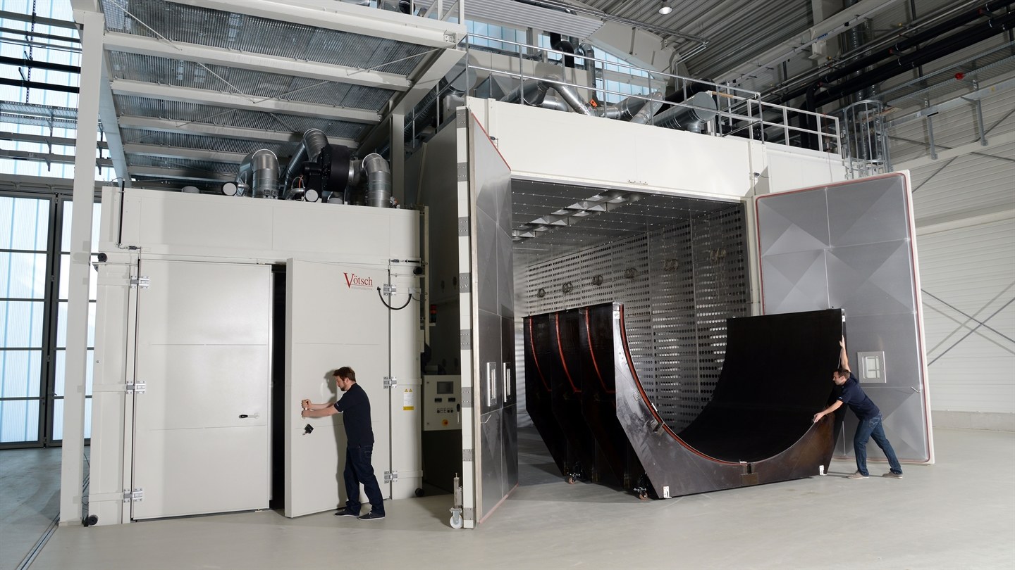 Person vor Ofen mit zur Herstellung von Flugzeugrumpfsegmenten