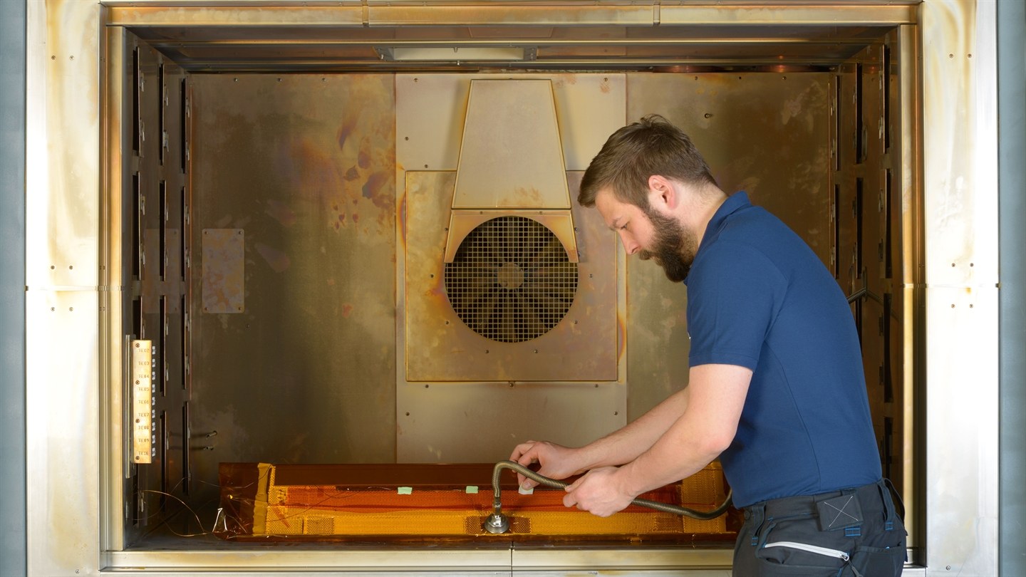 Mitarbeiter bei Vakuumkonsolidierung von Winkelelementen