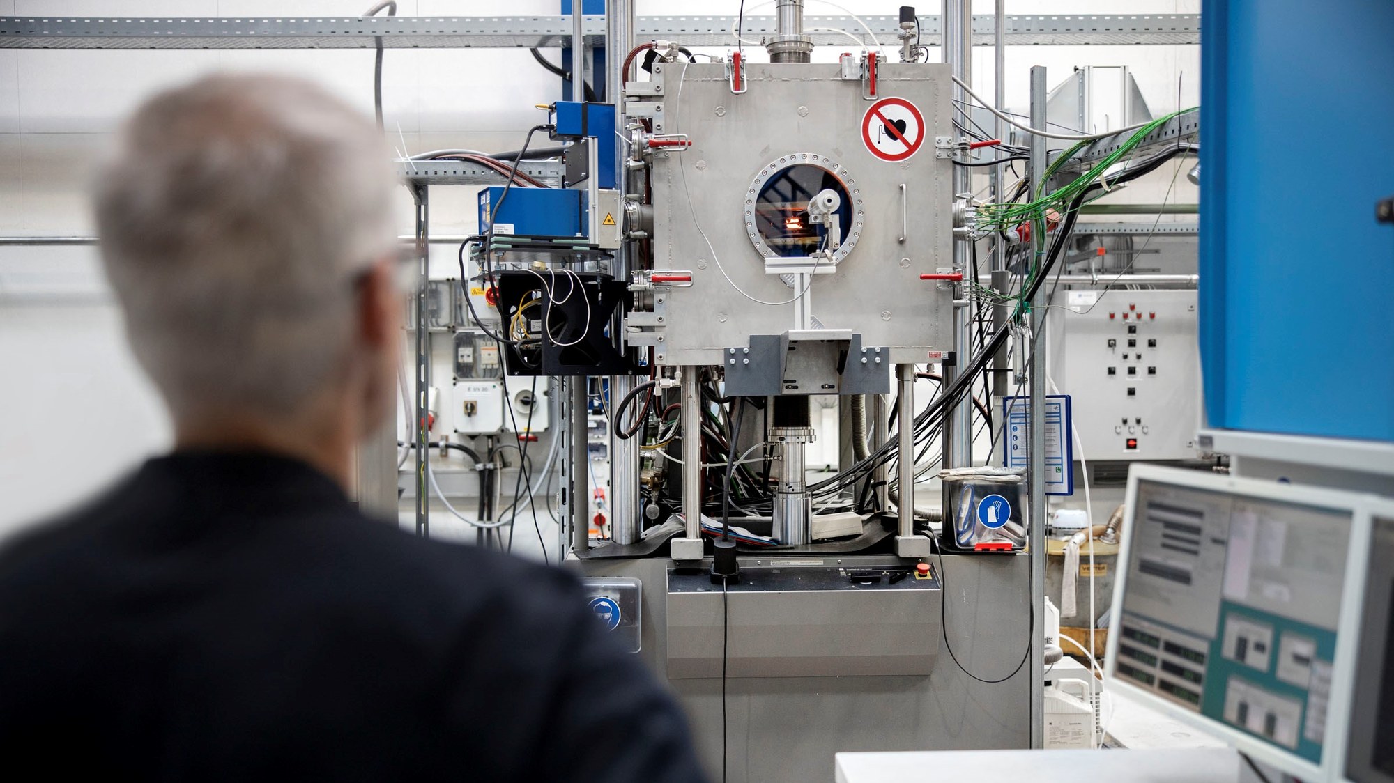 Mitarbeiter vor Testanlage INDUTHERM