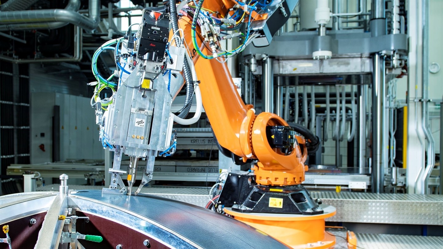 Roboter beim Ultraschallschweißen