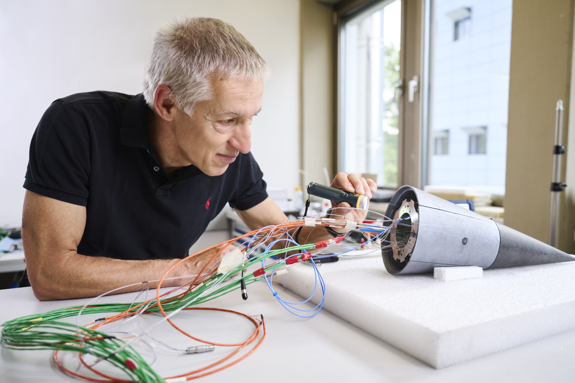 Überprüfung der Sensorik-Leitungsführung im vorderen Bereich der ATHEAt Strukturen bei einer Probemontage
