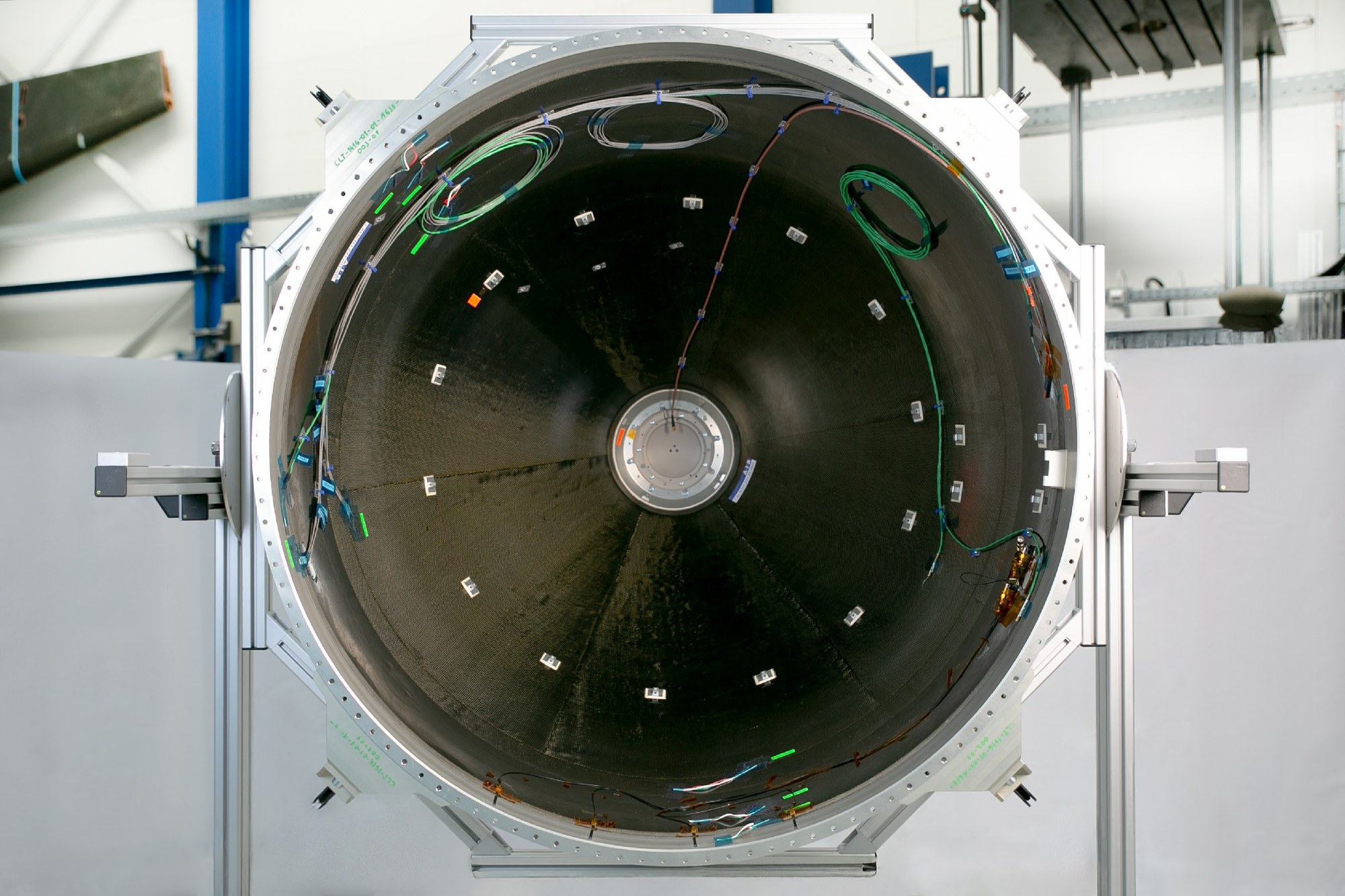 Blick in das Qualifikationsmodell der CALLISTO Fairing mitsamt integrierten Sensoren und Verkabelung