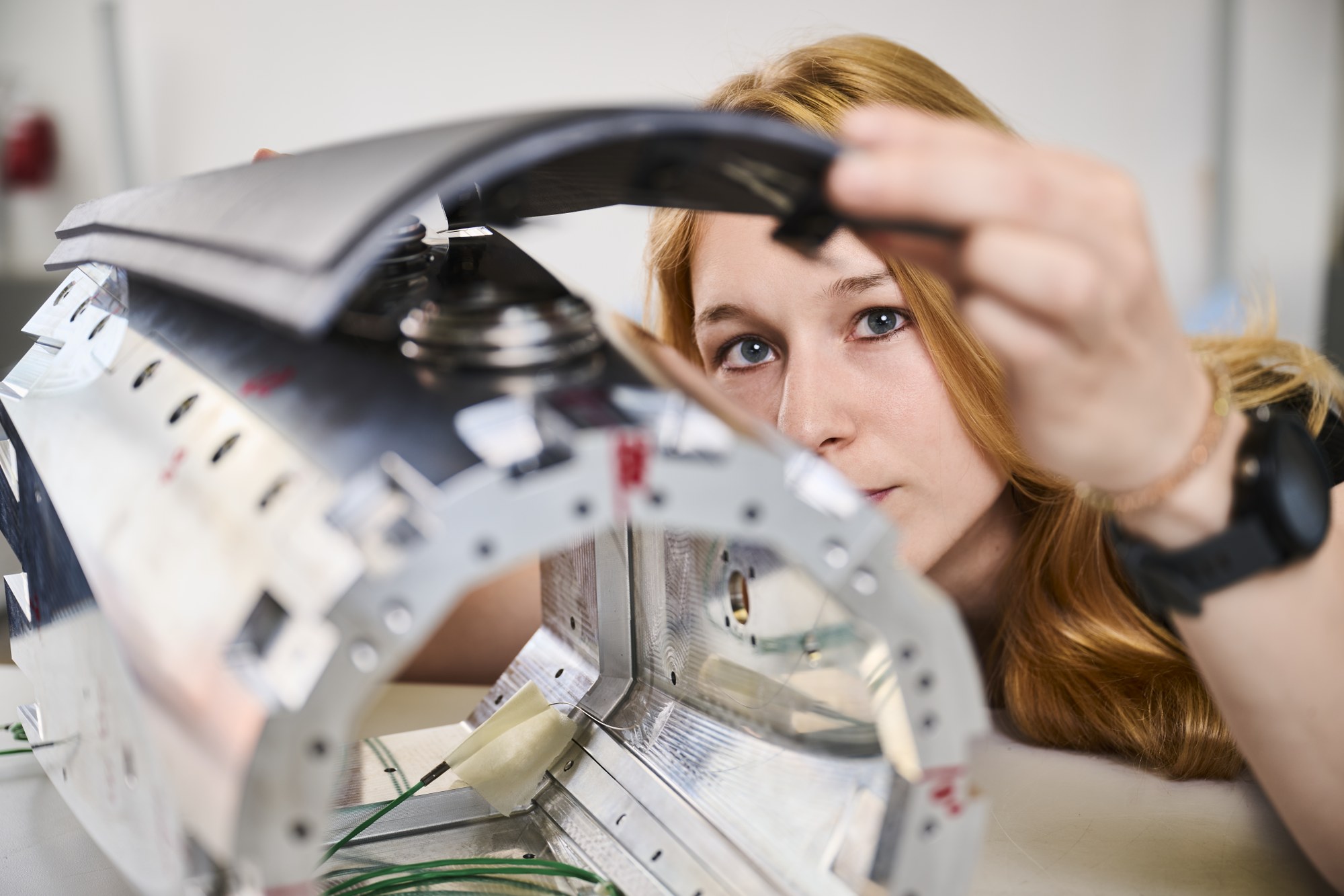 Überprüfung der Lage einer der C/C-SiC Schalen des keramischen Thermalschutzsystems