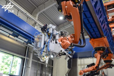 End-Effektor zum roboterbasierten, kontinuierlichen Ultraschallschweißen der Stringer