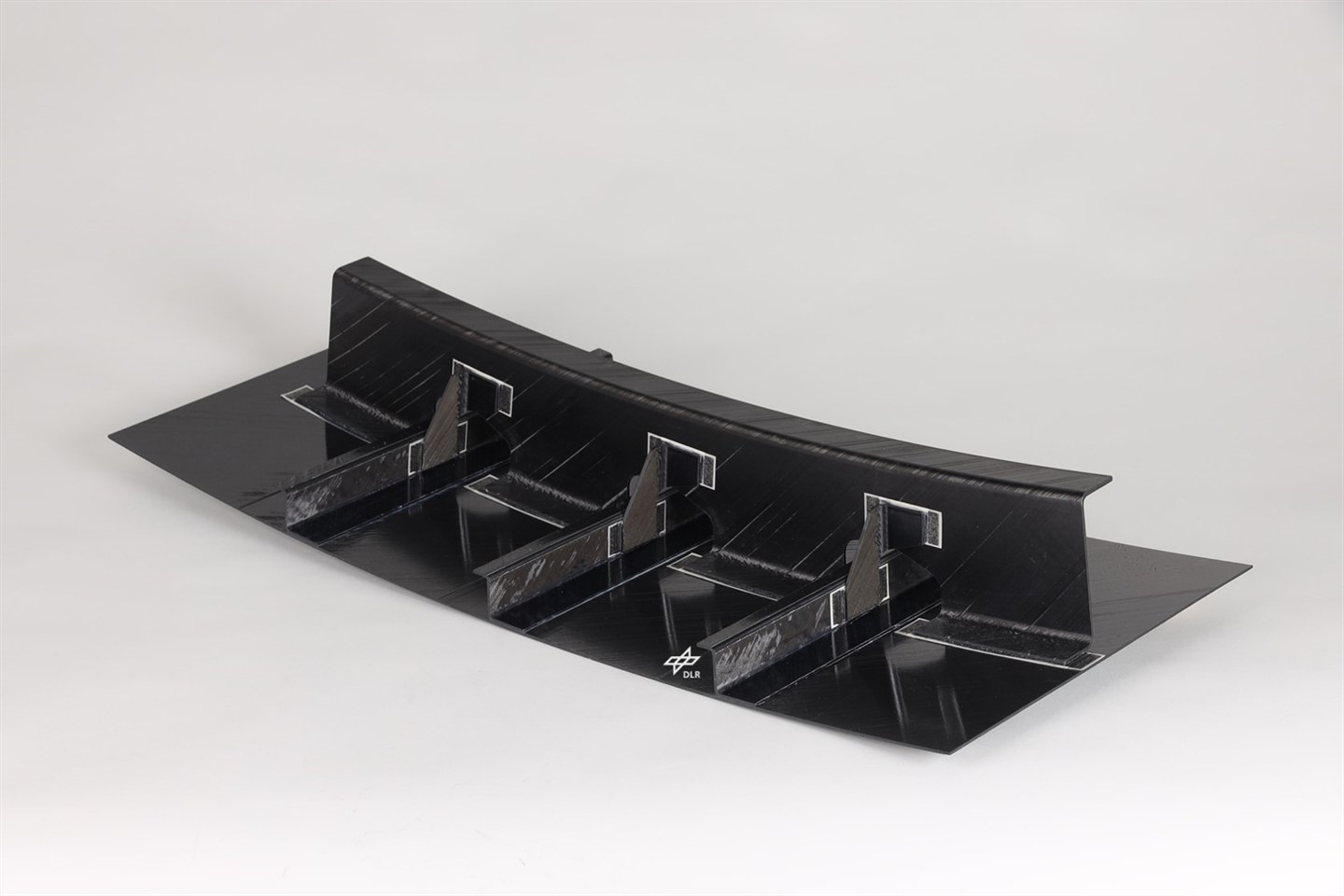 Demonstrator als Teil eines faserverstärkten thermoplastischen Flugzeugrumpfsegments