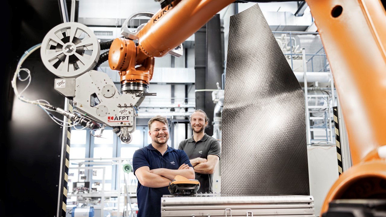 Mitarbeiter vor Flugzeugrumpf