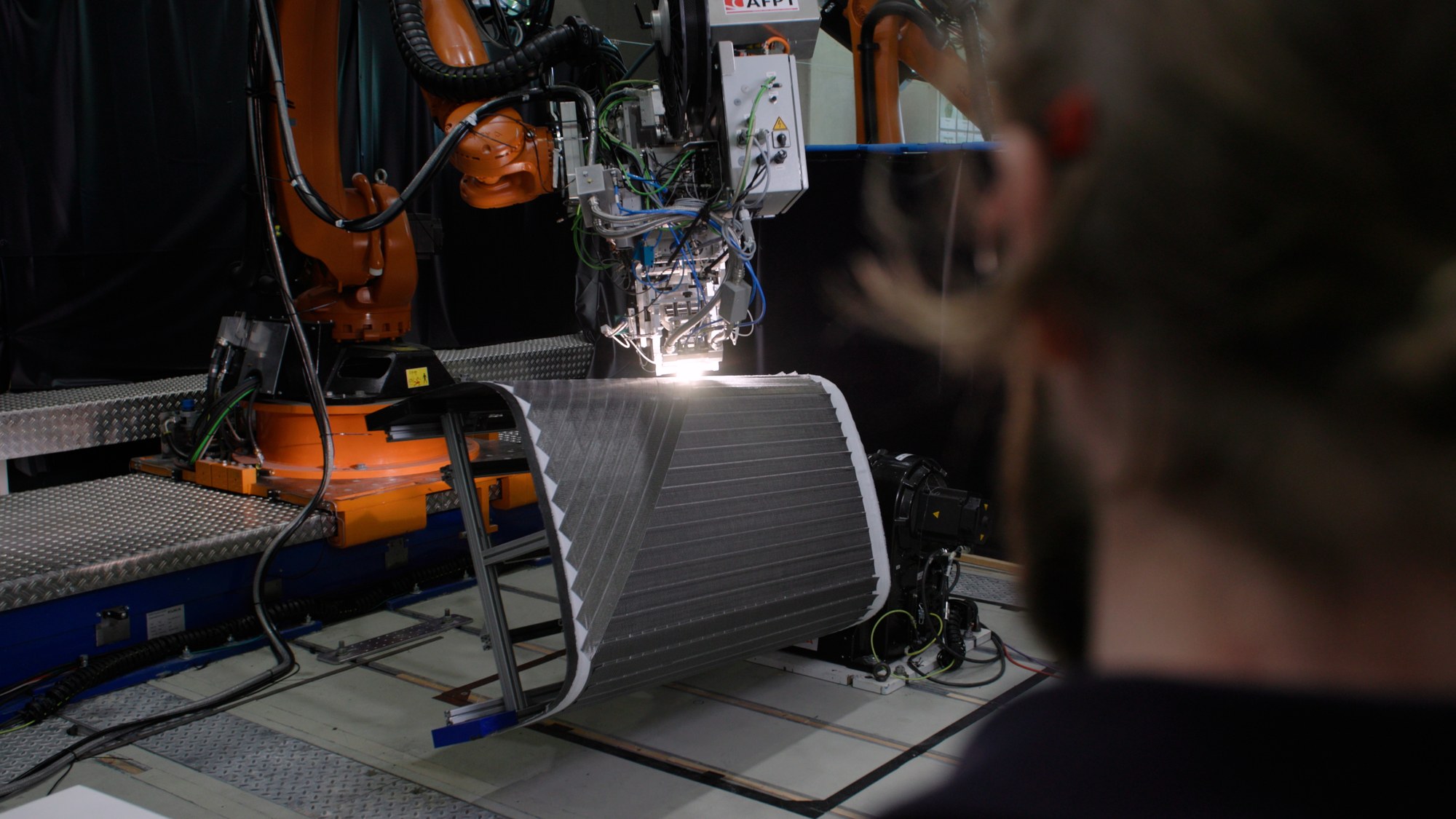 Fertigung der Demonstratorstruktur: robotergestützer Tapelegeprozess der Rumpfschale