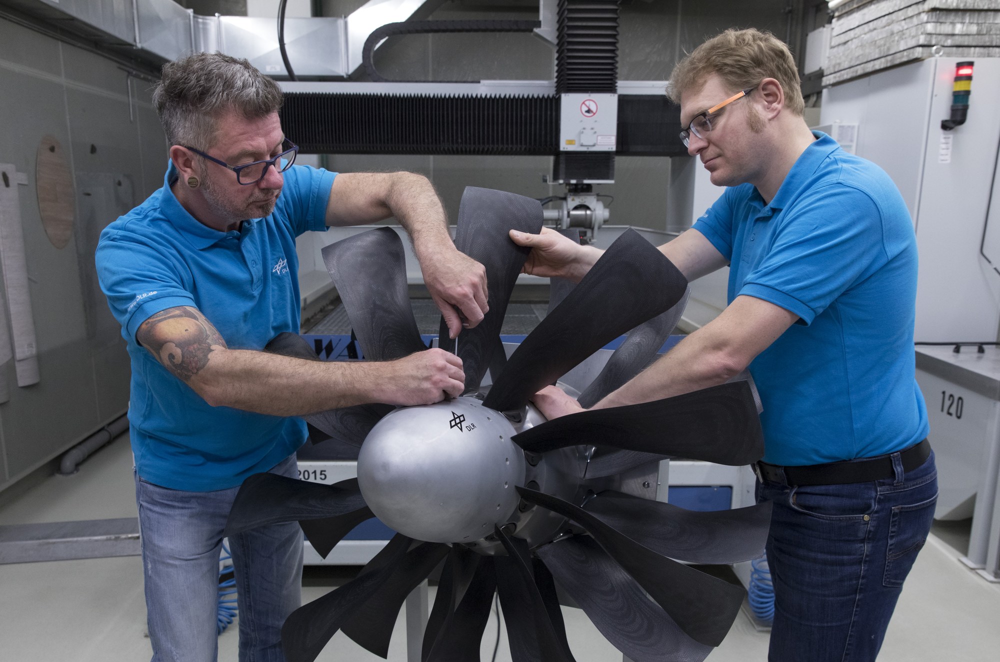 Mitarbeiter bei Montage des CRISP Versuchsträgers