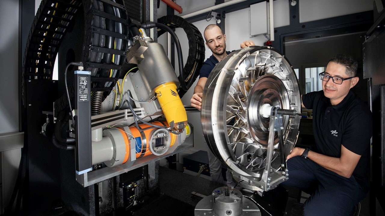 Mitarbeiter bei Scanvorbereitung einer Leichtbau-Verdichter-Blisk