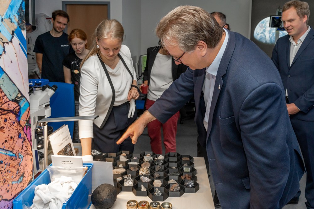 Bun­des­tags­ab­ge­ord­ne­ter Ralph Len­kert be­sucht DLR in Je­na