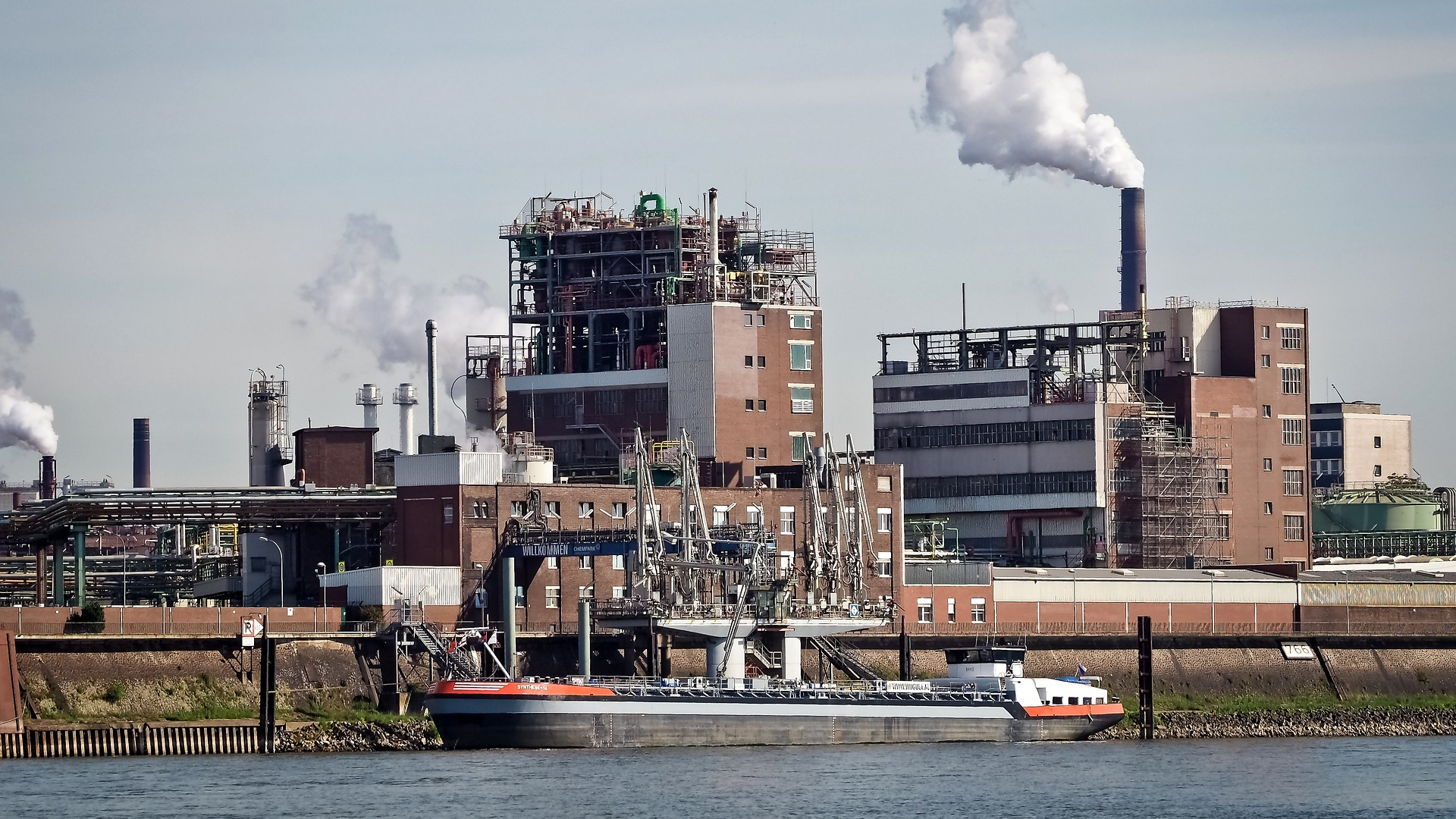 Ein Chemiepark am Fluss