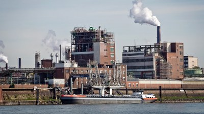 Ein Chemiepark am Fluss