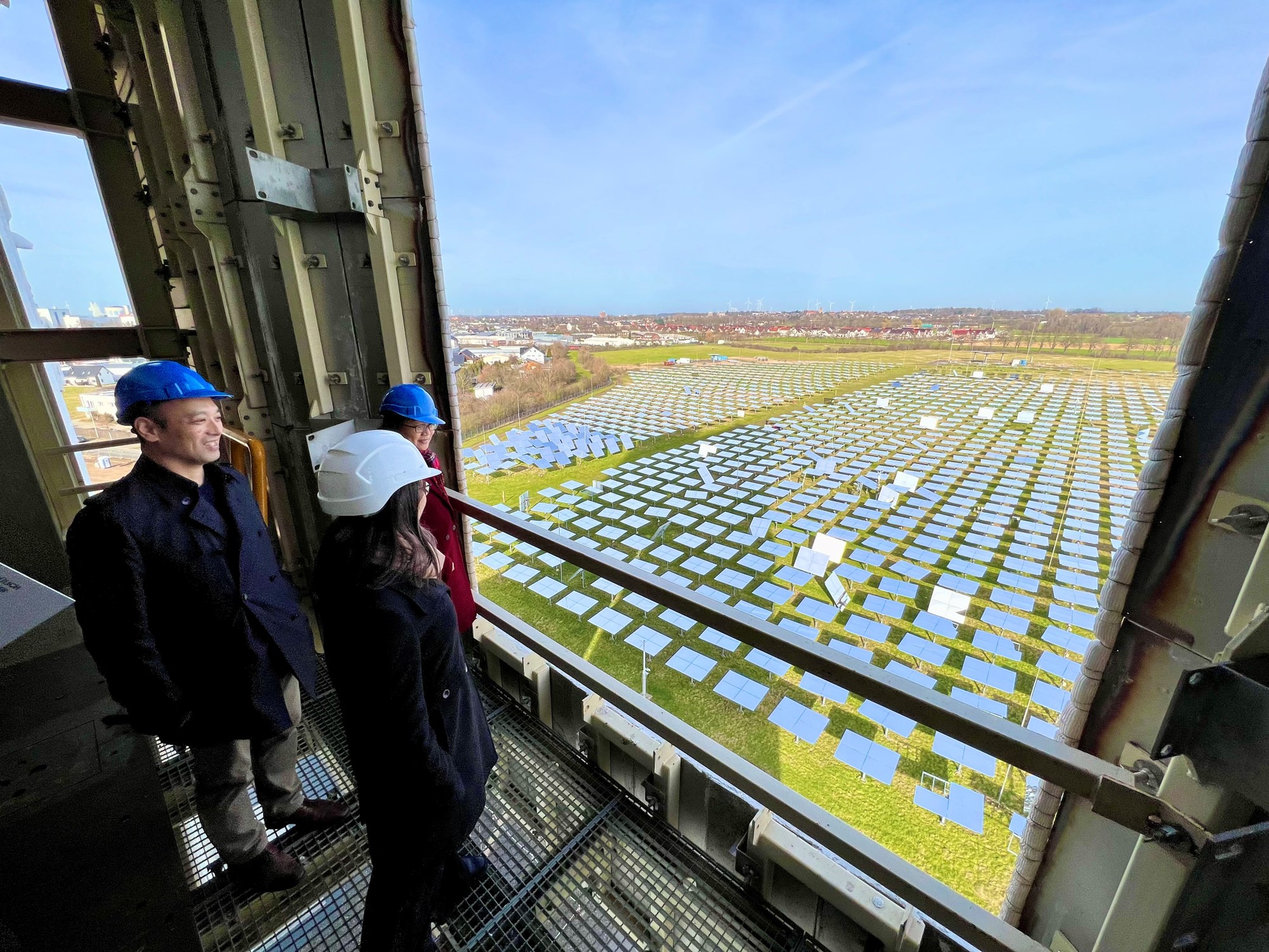 Forschende blicken aus dem 6. Stock des Solarturms auf das Spiegelfeld mit über 2000 Heliostaten.