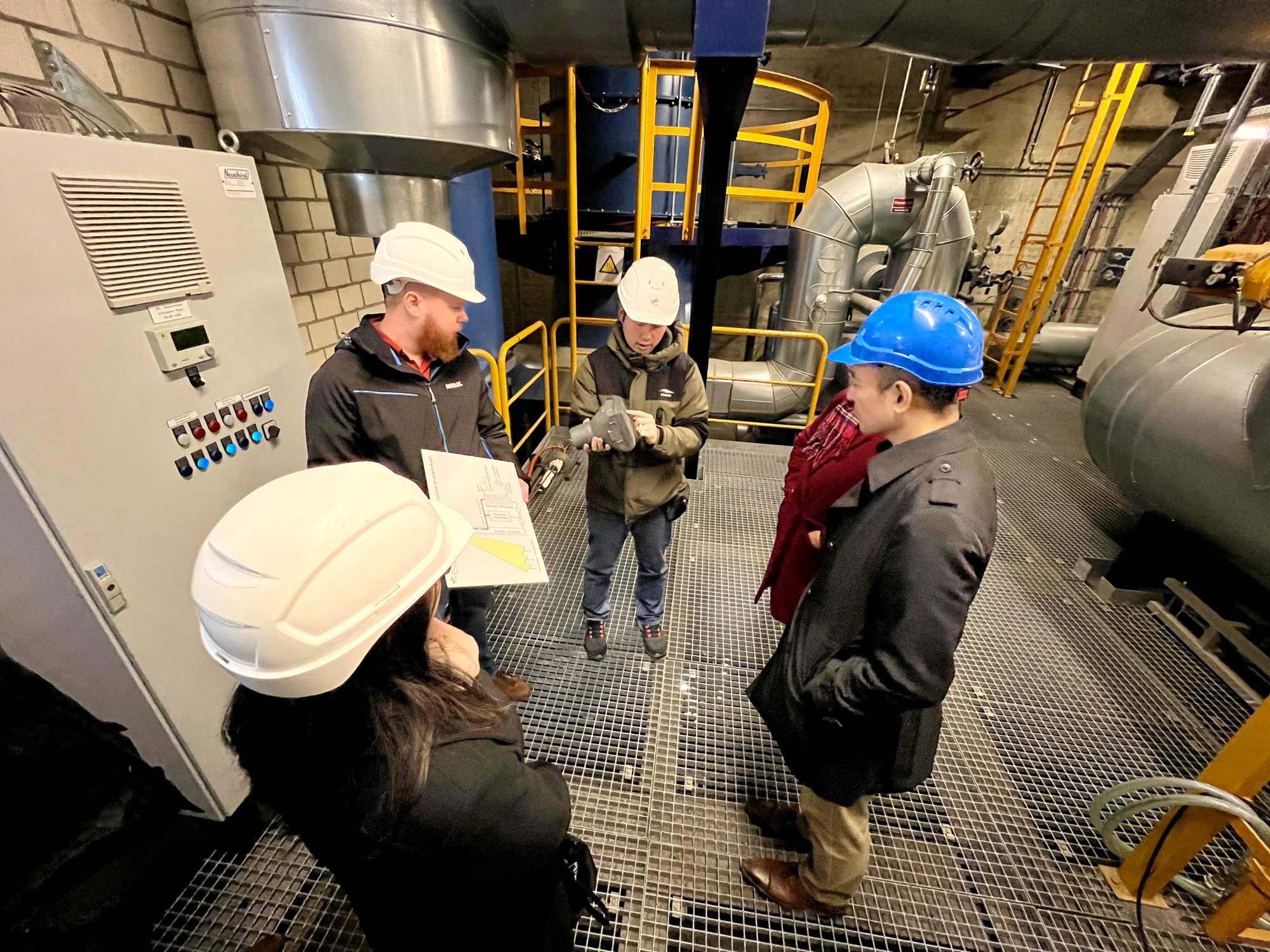 Eine Gruppe von Forschenden besichtigt eine Technik-Ebene des Solarturms Jülich.