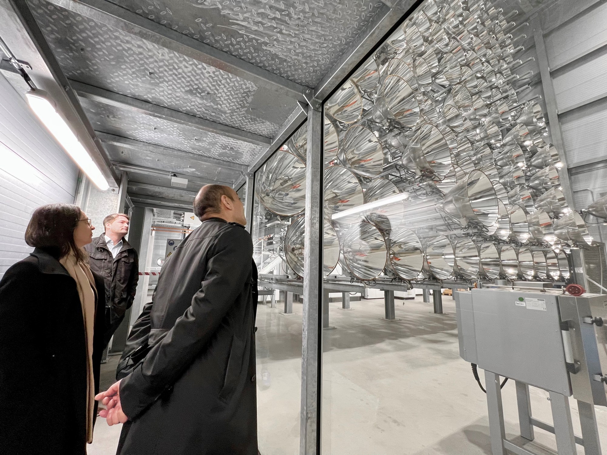 Gäste blicken in die große Haupthalle des Synlight mit 149 Hochleistungsstrahlern.