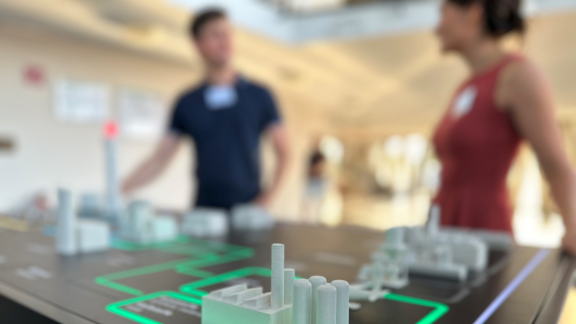 Zwei Forschende stehen als Ansprechpersonen hinter dem Exponat "Solar Fuels".