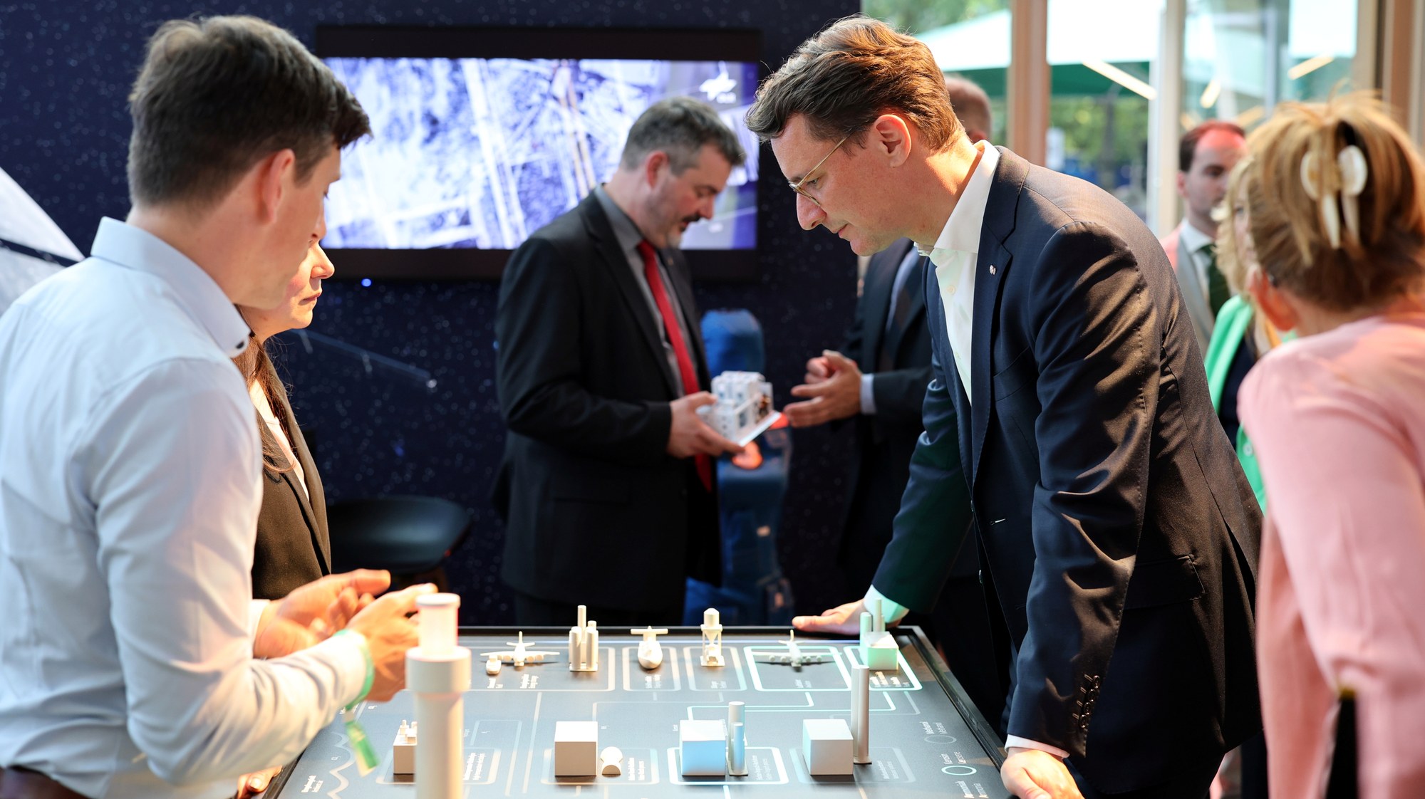 Hendrik Wüst informierte sich auf dem NRW-Fest über die Forschungs-Ansätze des DLR zur solaren Brennstoffproduktion. Mögliche Anwendungsgebiete: Flug-, Schiffs- oder Fernverkehr sowie die Industrie.