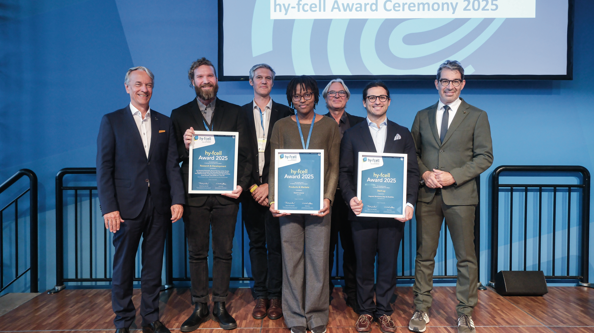 Gewinner des Preises zeigen ihre Zertifikate