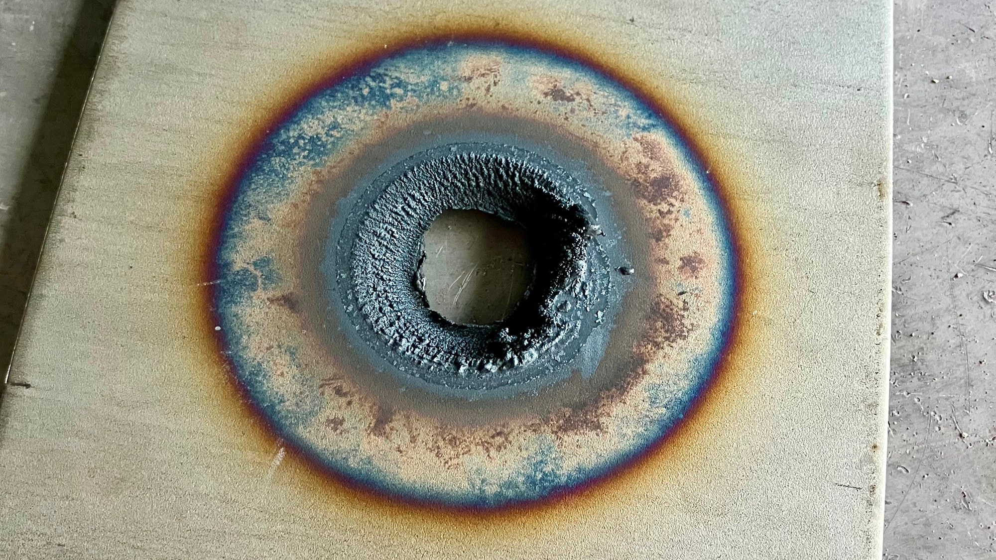 Eine Stahlplatte hat ein Loch.